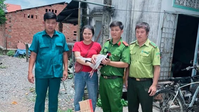 Chị Lợi bàn giao gà lôi trắng cho lực lượng chức năng. (Ảnh: VOV)