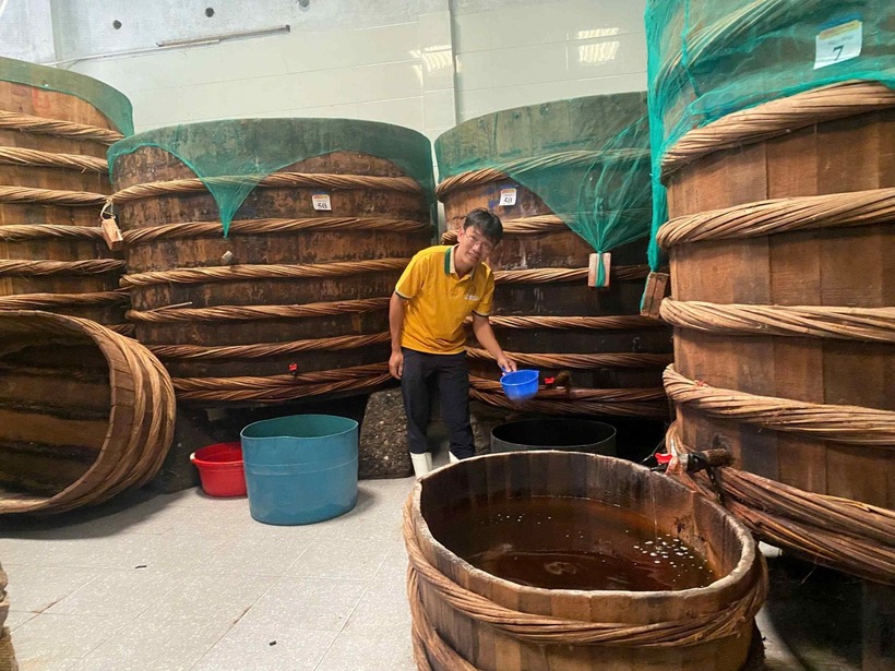 Anh Phạm Văn Bình bỏ phố về quê, gắn bó với nghề sản xuất nước mắm truyền thống. Ảnh: Tạp chí Làng nghề Việt