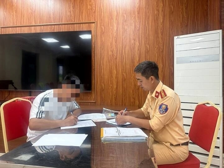 Tài xế tại cơ quan công an. Ảnh: VTC News