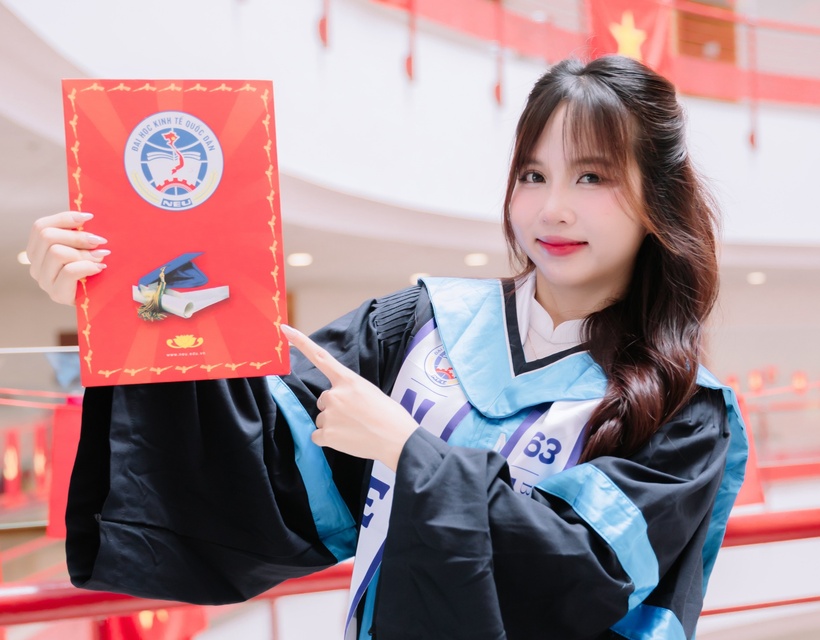 Nữ thủ khoa Đại học Kinh tế Quốc dân với thành tích đạt điểm tuyệt đối 4.0/4.0. Ảnh: NVCC