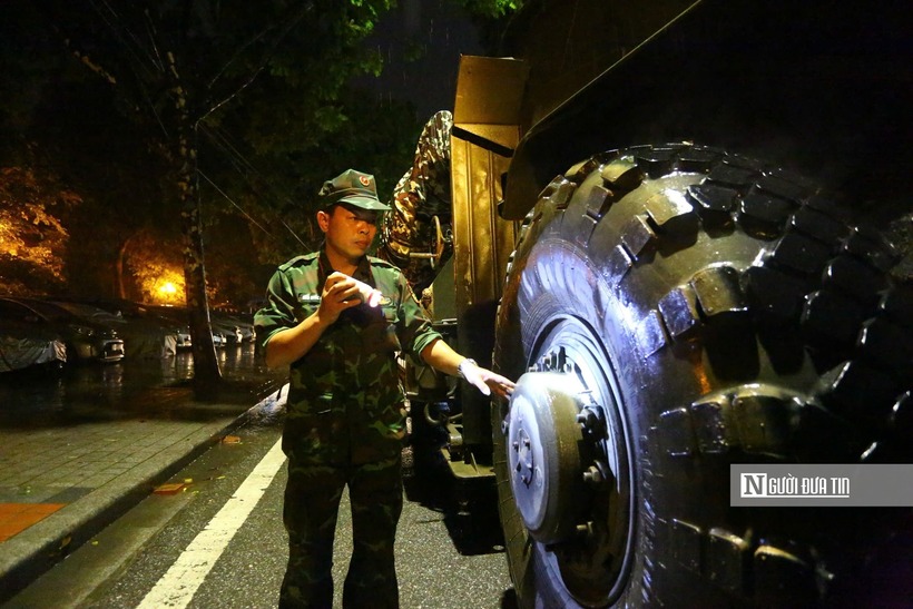 Lực lượng kiểm tra phương tiện, dỡ bạt nguỵ trang và điều khiển xe cơ động về trụ sở.
