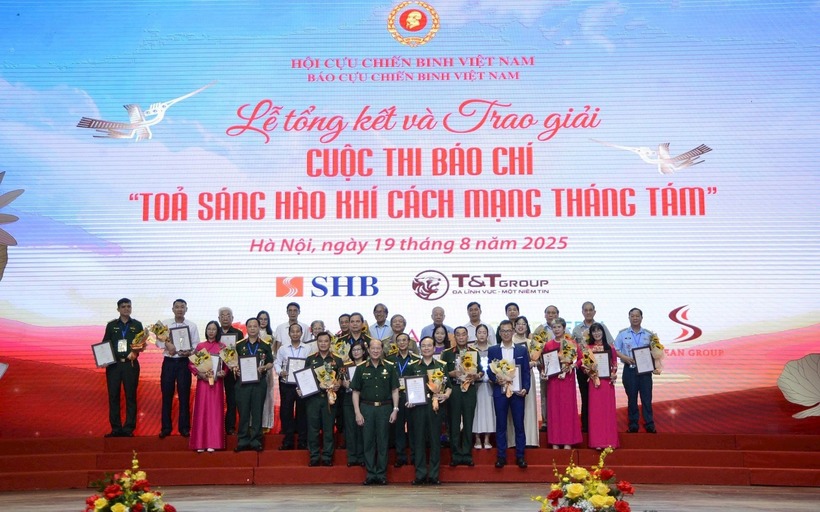 Ban Tổ chức cuộc thi chụp ảnh cùng các tác giả có tác phẩm đoạt giải. (Ảnh: Hoàng Linh)