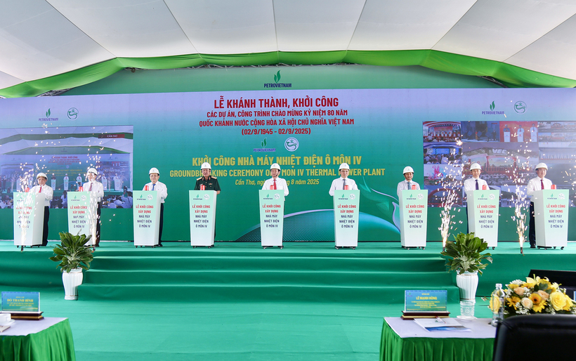 Các đại biểu thực hiện nghi thức khởi công NMNĐ Ô Môn IV