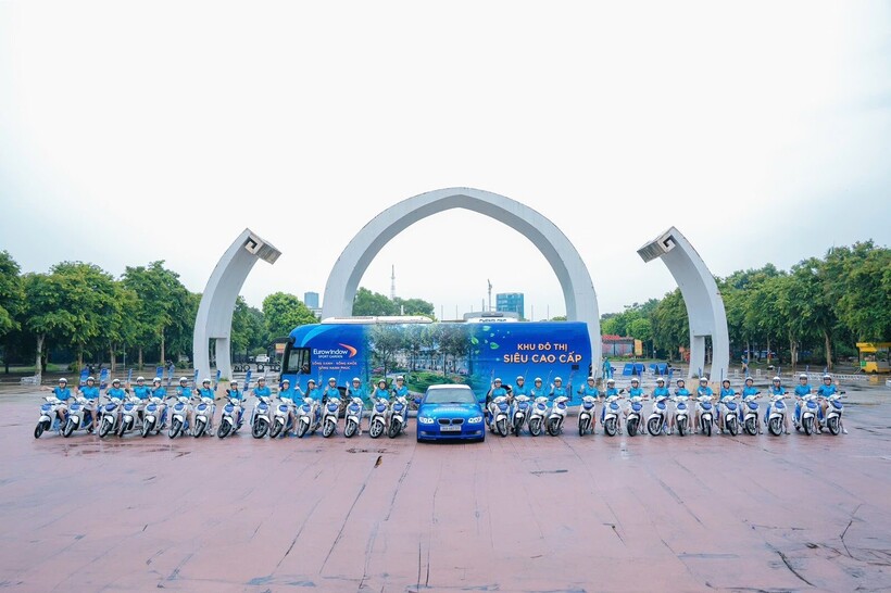 Đoàn xe roadshow khu đô thị siêu cao cấp Eurowindow Sport Garden rực rỡ sắc xanh – trắng, tạo nên khung cảnh sôi động, tràn đầy năng lượng