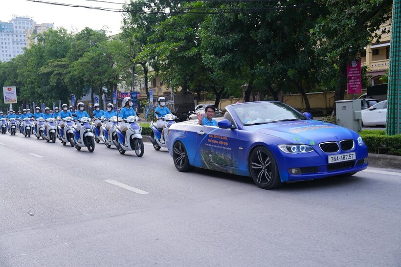 Đoàn xe roadshow Eurowindow Sport Garden di chuyển qua các tuyến phố, thu hút sự chú ý của đông đảo người dân
