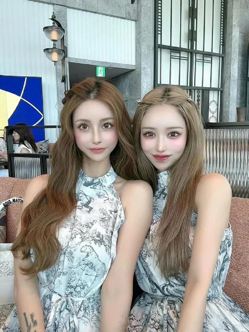 Khi đứng cạnh con gái ai cũng ngỡ "hai chị em". Ảnh: Saostar.