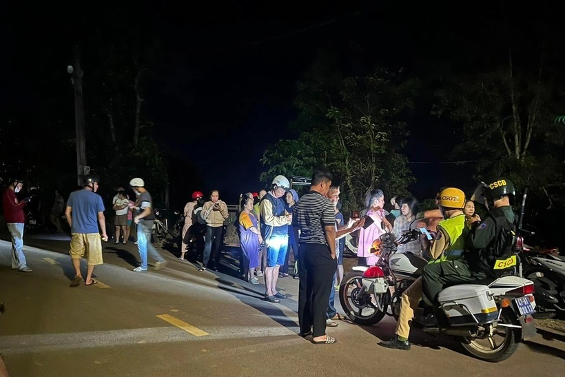 Cơ quan chức năng và người dân tích cực tìm kiếm cháu bé mất tích. (Ảnh: Dân trí)