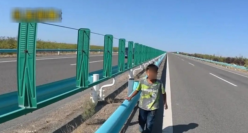 Bé trai bị cha bỏ rơi giữa cao tốc nóng đến 40 độ C. Ảnh: Sohu