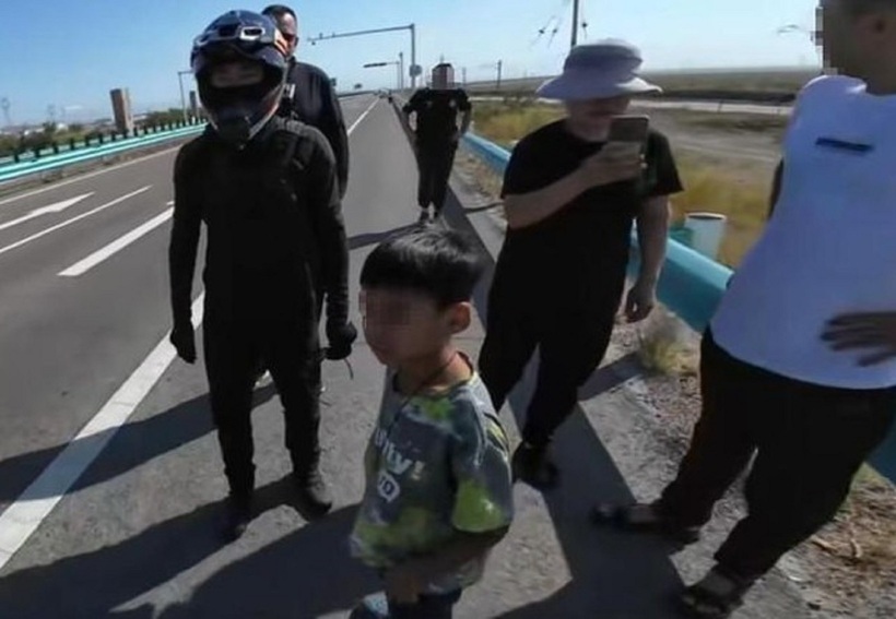 Bé trai sau đó đã được mọi người hỗ trợ để về với người thân. Ảnh: 163