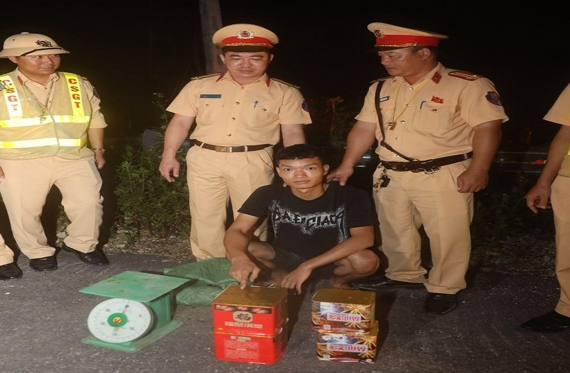 Đối tượng và tang vật liên quan đến vụ án. Ảnh: Công an tỉnh Hưng Yên.