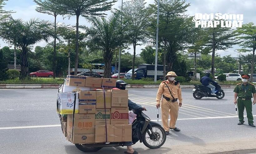 Các phương tiện xe máy chở hàng cồng kềnh cũng bị xử lý nghiêm.