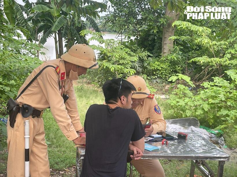 Lực lượng chức năng tiến hành xử lý trường hợp vi phạm.