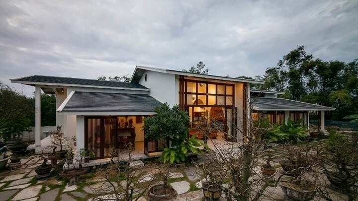 Không gian sống của bạn sẽ rất nên thơ nếu được kết hợp với khoảng sân vườn rộng lớn. Đây là mẫu nhà lý tưởng để bỏ phố về vườn mà nhiều người hiện đại đang tìm kiếm hiện nay.