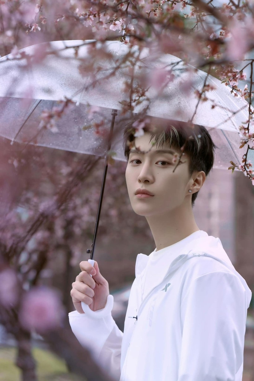 Phạm Thừa Thừa bất ngờ bị nhiều xe chở “fan cuồng” bám theo khi di chuyển về khách sạn lúc rạng sáng.