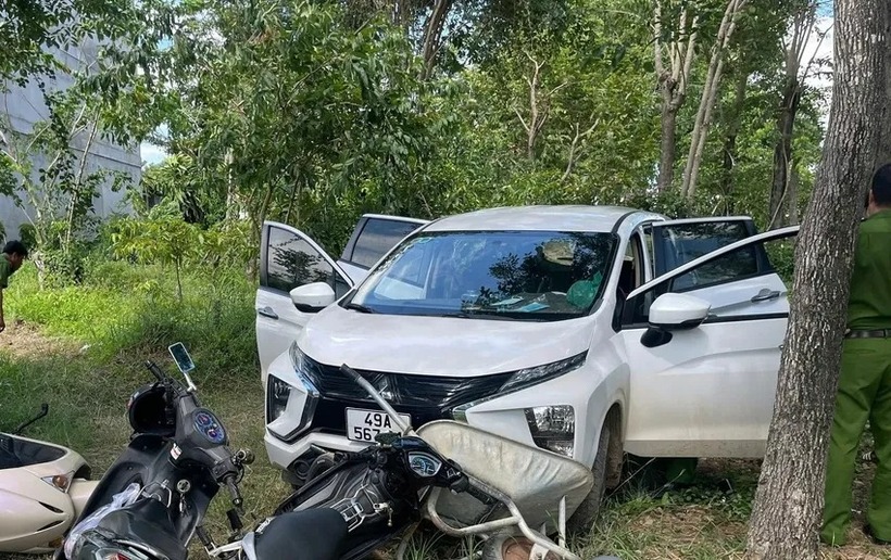 Hiện trường đối tượng nghi tàng trữ trái phép chất ma túy tông vào mô tô cảnh sát. (Ảnh: PLO)