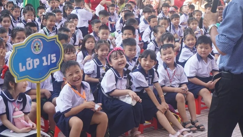 Các em cười rạng rỡ khi tham dự trò chơi cùng thầy tổng phụ trách. Ảnh: PLO