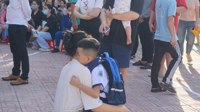 Nhiều học sinh không nỡ xa mẹ. Ảnh: PLO