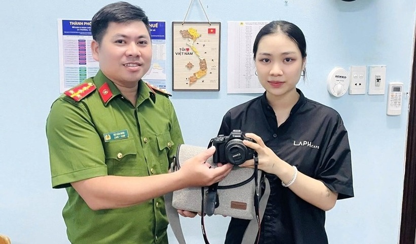 Công an phường An Cựu trao trả lại tài sản đánh rơi cho chị Phạm Huyền Trân. (Ảnh: Báo Huế ngày nay)
