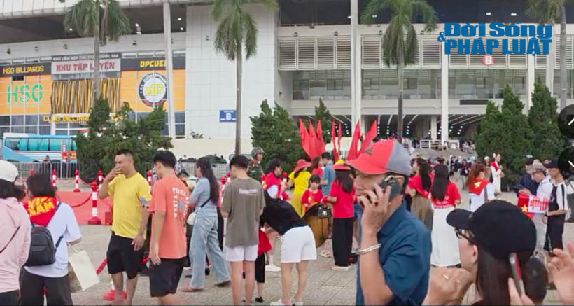 Rất đông người dân đã có mặt tại Sân vận động Mỹ Đình để chiêm ngưỡng, ghi lại những khoảnh khắc trang nghiêm của dàn pháo lễ.