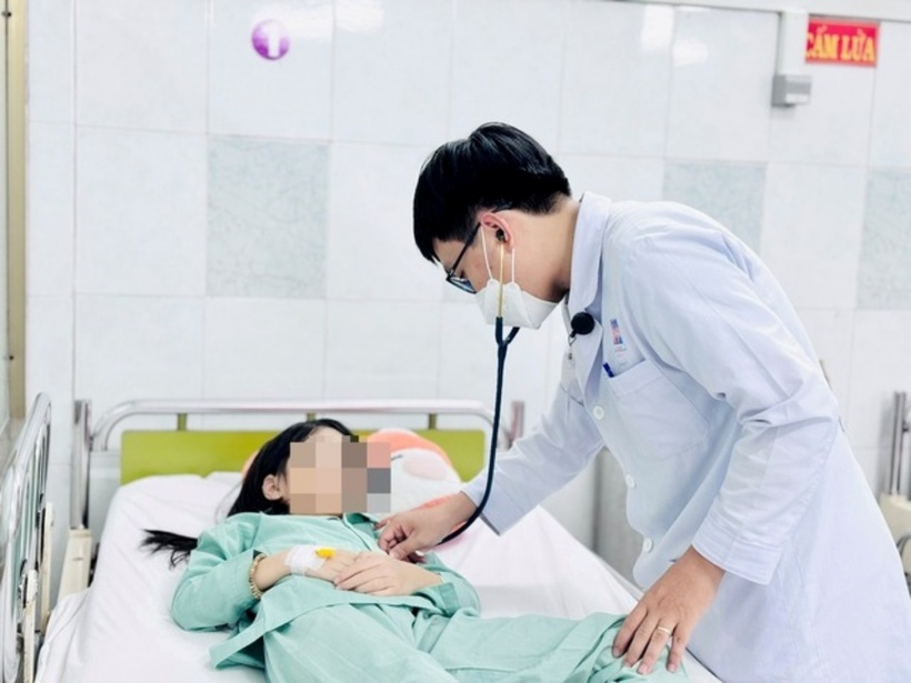 Bệnh nhi 9 tuổi được các bác sĩ theo dõi sát sao. Ảnh: Sức khỏe & Đời sống.