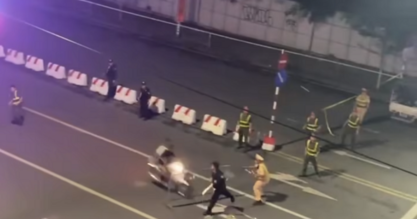 2 thanh niên đi xe máy lao vào tổ công tác.