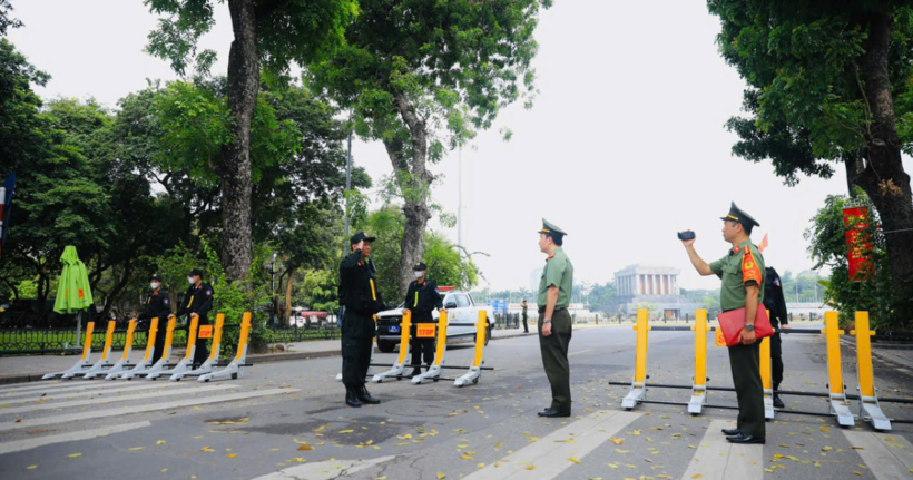 Chỉ huy đơn vị tiến hành kiểm tra, khảo sát địa bàn bảo vệ. (Ảnh: Bộ Công an)