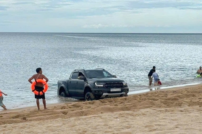 Tài xế Cường chạy ô tô bóp còi inh ỏi trên bãi biển đông người. Ảnh: Dân trí