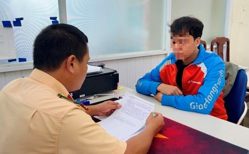 Xử phạt TikToker làm video quảng cáo nhưng lại vi phạm giao thông. Ảnh: Lao động