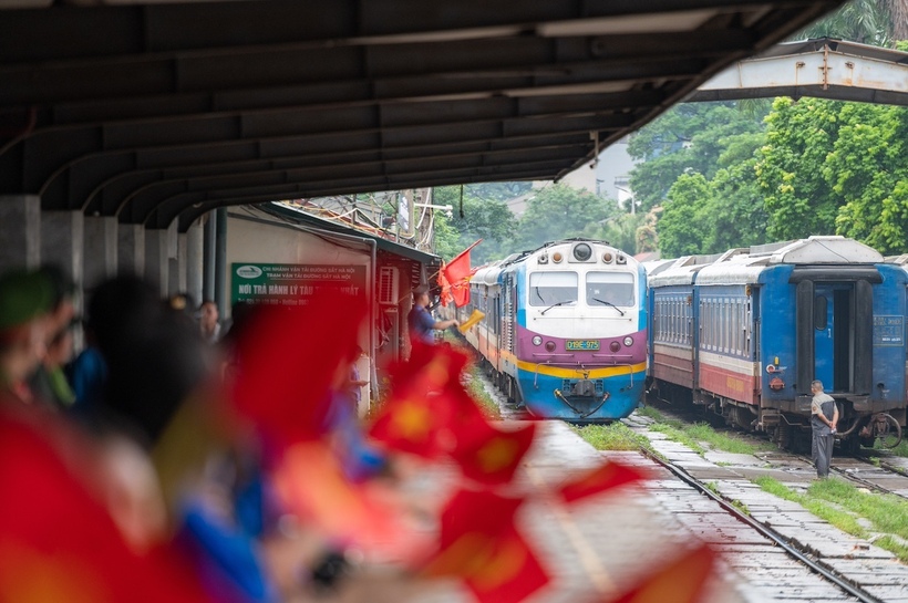 Ngành Đường sắt lập thêm 2 chuyến tàu riêng để vận chuyển khoảng 1.200 chiến sĩ từ Hà Nội đi Tam Kỳ và Sài Gòn vào ngày 3/9/2025 sau khi hoàn thành nhiệm vụ tại lễ duyệt binh