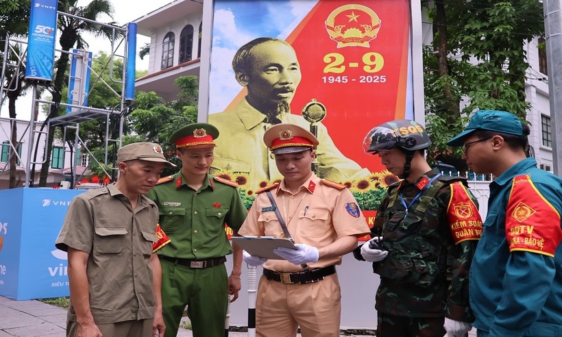 CSGT đã phối hợp với quân đội và công an địa phương để chốt chặn và phân luồng giao thông từ xa.