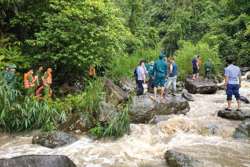Lực lượng chức năng tổ chức tìm kiếm nạn nhân. Ảnh: VietNamnet