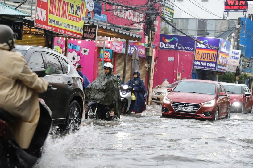 Trận mưa to đúng giờ cao điểm khiến giao thông bị tắc nghẽn, nhiều người dân phải dắt bộ. (Ảnh: Dân Việt)