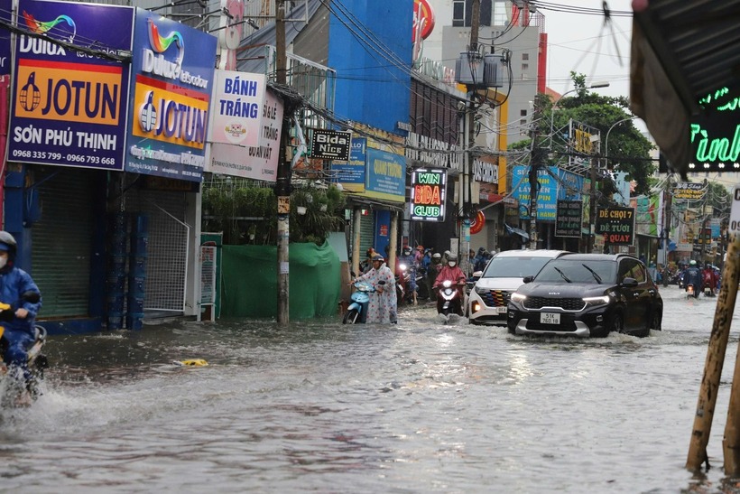 Nhiều hàng quán bán đồ ăn sáng cũng bị ảnh hưởng vì mưa to, ngập sâu. (Ảnh: Dân Việt)