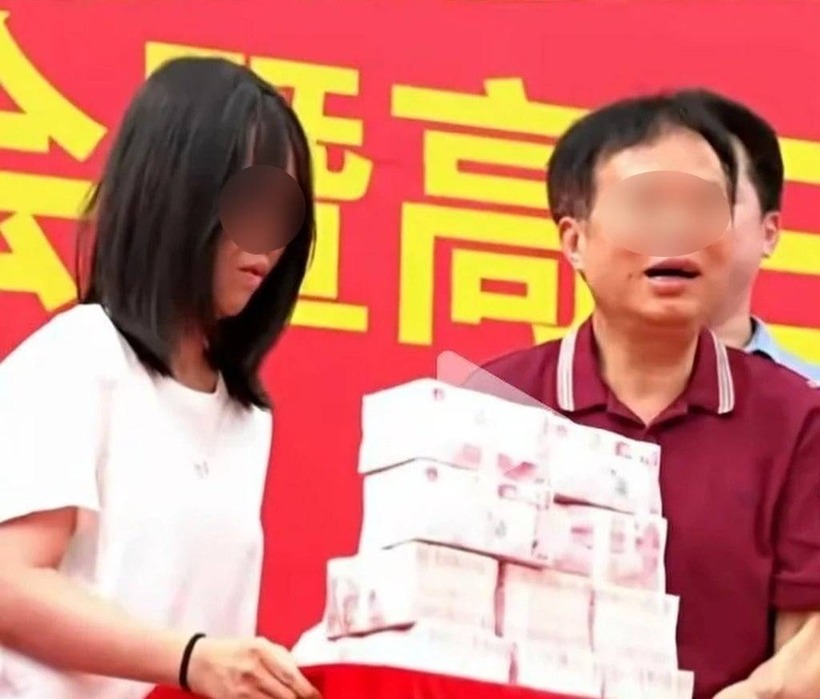 Cảnh trao thưởng gây tranh cãi tại Trường Quốc tế Dajiang. Ảnh: SCMP