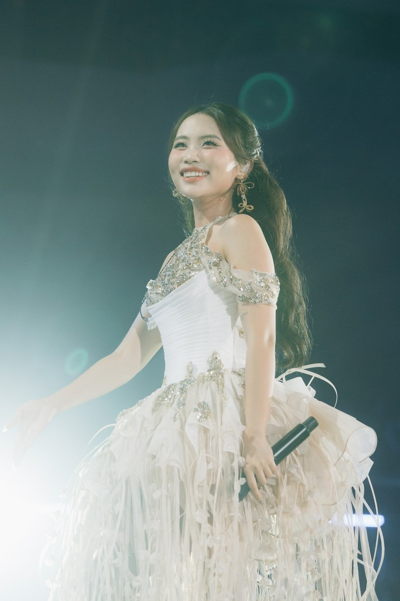 Phương Mỹ Chi lọt top 3 Sing! Asia 2025 và gây ấn tượng mạnh mẽ ở vòng chung kết Em Xinh Say Hi. Ảnh: FBNV