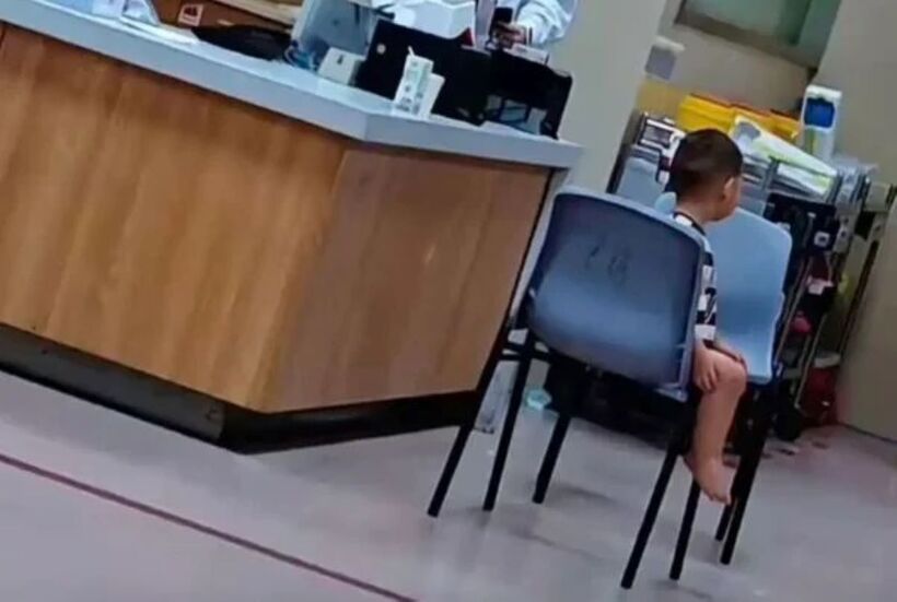 Bé trai được đưa đến bệnh viện để kiểm tra sức khỏe. Ảnh: China Press.