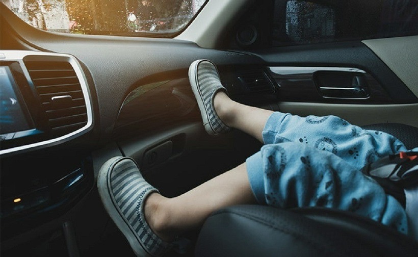 Từ năm 2026, tài xế cho trẻ em ngồi ở vị trí này trên ô tô có thể bị phạt tới 1.000.000 đồng. Ảnh minh họa