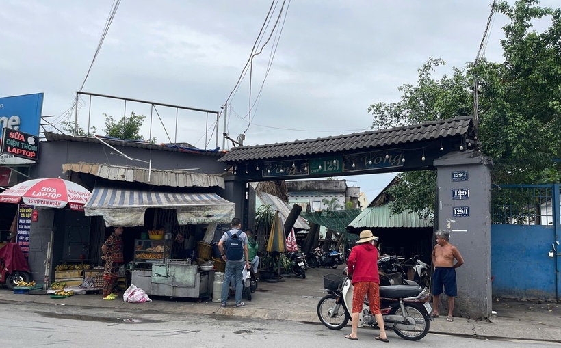 Vụ việc không có thương vong về người nhưng đã khiến một chiếc xe máy tại hiện trường bị hư hỏng. (Ảnh: Dân Việt)