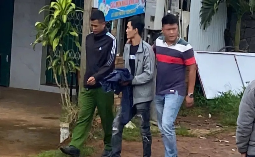 Cơ quan điều tra áp giải Quách Đình Tuấn (ở giữa) tới hiện trường vụ án mạng để phục vụ công tác điều tra. (Ảnh: Pháp luật TP.HCM)