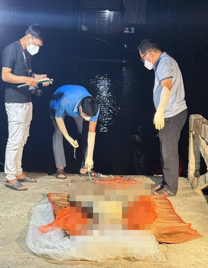 Thi thể được các ngành chức năng đưa vào bờ. (Ảnh: Tiền phong)