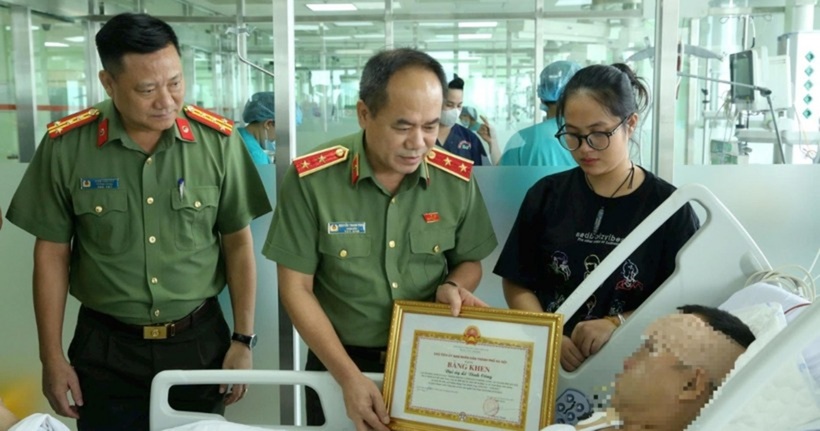 Trung tướng Nguyễn Thanh Tùng trao bằng khen của Chủ tịch UBND TP Hà Nội. (Ảnh: Công an Hà Nội)