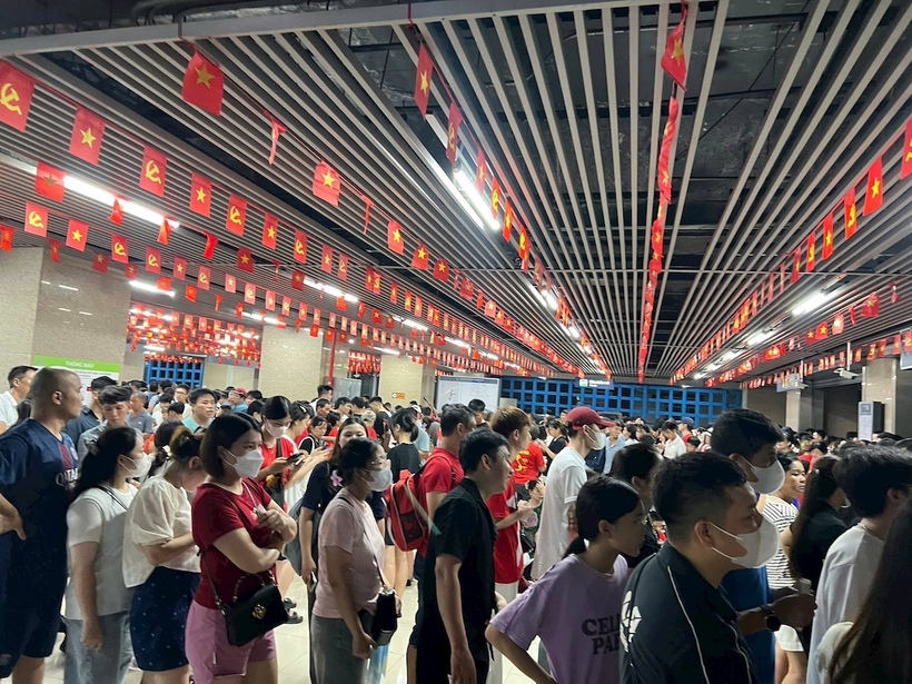 Người dân xếp hàng dài chờ lên tàu điện đi xem diễu binh