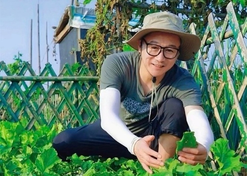 Sau cú trượt dài, Cao Hổ lui về sống tại một làng quê, ngày ngày trồng rau. Ảnh: Sina.