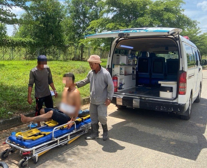 Xe Cứu thương 0 đồng Bình Thuận đưa nạn nhân đi cấp cứu. Ảnh: Người lao động