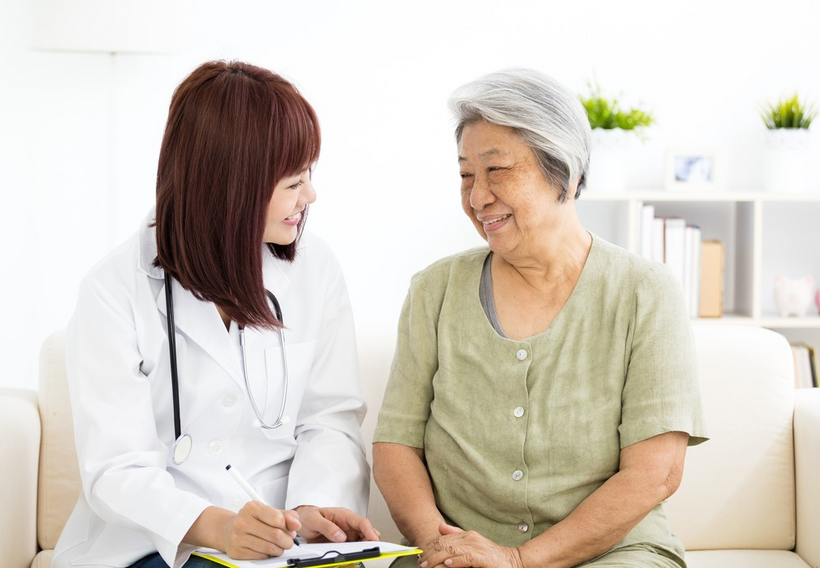 Người cao tuổi suy tim nên khám bệnh định kỳ và dùng thuốc theo chỉ định