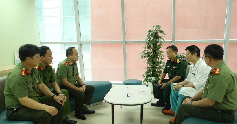 Lãnh đạo Công an thành phố Hà Nội trao đổi với lãnh đạo Bệnh viện Trung ương Quân đội 108. (Ảnh: Công an Hà Nội)