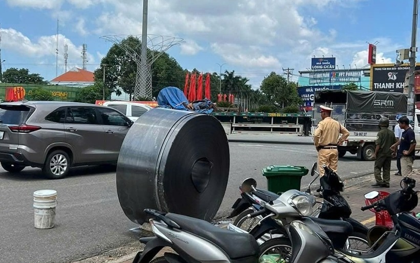 Một cuộn thép dừng ở mép đường. (Ảnh: VnExpress)