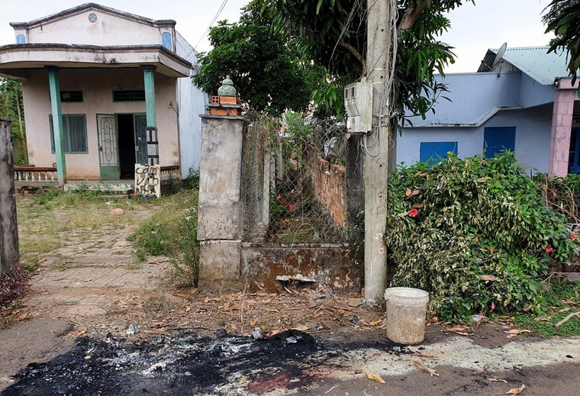 Hải đốt xác nạn nhân ngay chỗ ranh đất hai hàng rào tranh chấp. (Ảnh: VnExpess)