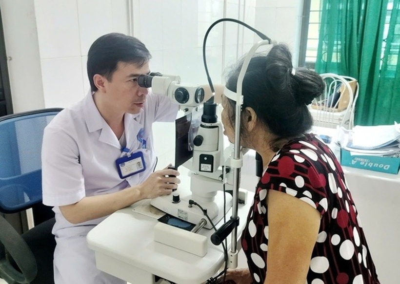 Bác sĩ Trung tâm Y tế Thạch Hà kiểm tra mắt cho bệnh nhân sau 4 ngày điều trị.