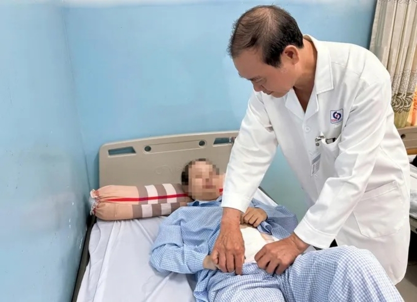 Nữ bệnh nhân sau ca phẫu thuật căng thẳng. Ảnh: Sài Gòn Giải Phóng